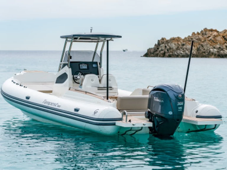 Barca a motore a noleggio a Poltu Quatu al miglior prezzo