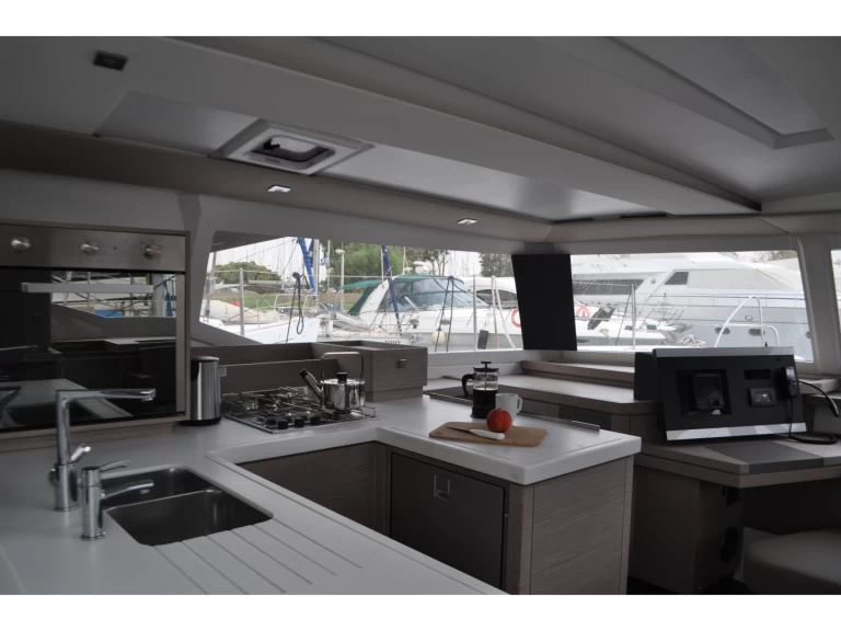 Noleggio Catamarano con o senza skipper Fountaine Pajot a Álimos