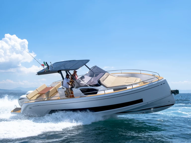 Noleggiare una Salpa Avantgarde 35 a Juan-les-Pins