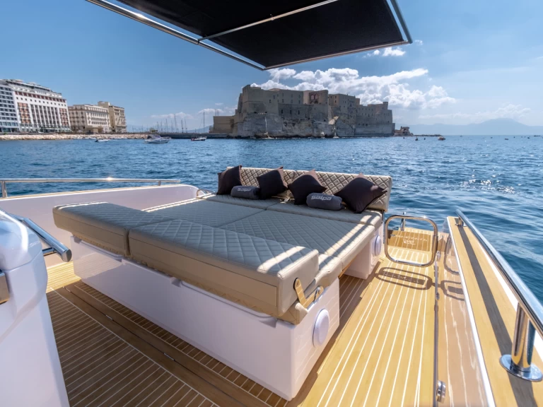 Barca a motore a noleggio a Juan-les-Pins al miglior prezzo