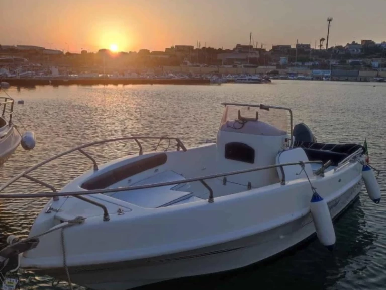 Barca a motore a noleggio a Acitrezza al miglior prezzo