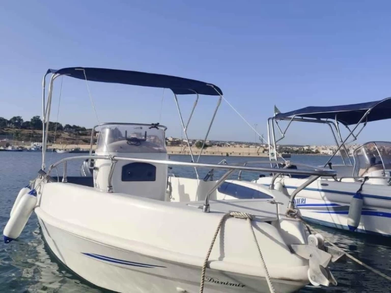 Noleggiare una acqua viva 19 a Acitrezza