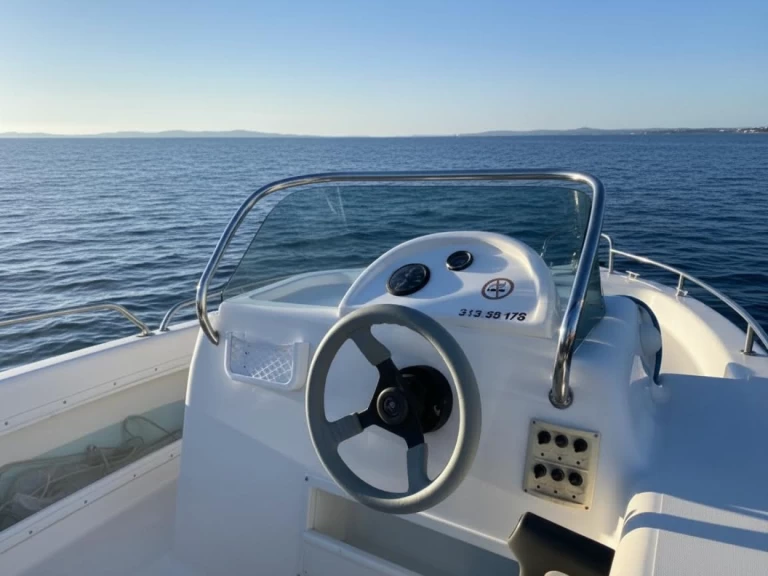 Noleggiare una Quicksilver Alboran 550 open a Port de Cannes Marina