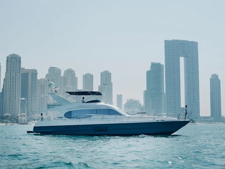 Yacht di lusso a noleggio a Dubaï harbour al miglior prezzo