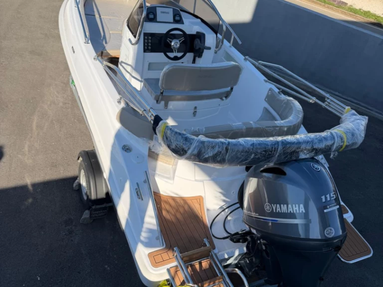 Barca a motore a noleggio a Sveti Filip i Jakov al miglior prezzo