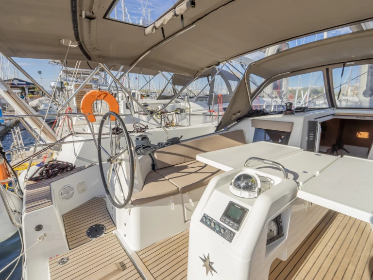 Noleggiare una Jeanneau Sun Odyssey 410 a Néa Péramos