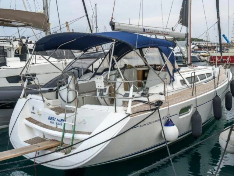 Noleggiare una Jeanneau Sun Odyssey 42i a Neo Klima