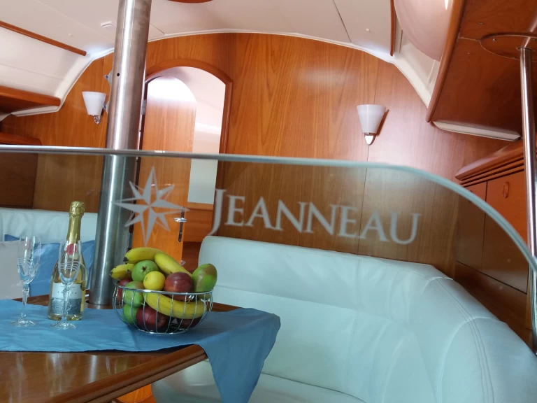 Barca a vela a noleggio a Néa Péramos al miglior prezzo