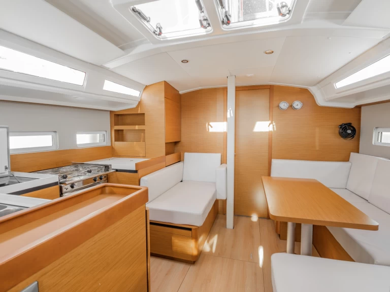 Noleggio barche Néa Péramos economico Sun Odyssey 410