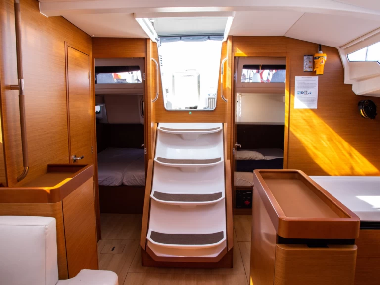 Noleggio Barca a vela Jeanneau con patente nautica