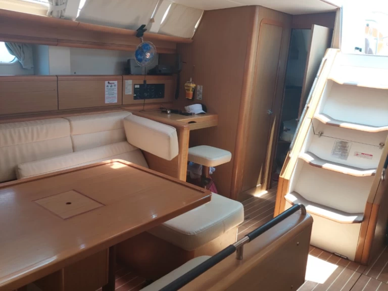 Noleggio barche Jeanneau Sun Odyssey 49i a Néa Péramos su Samboat
