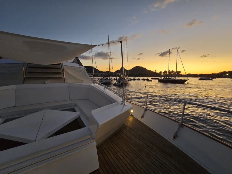 Noleggiare una Cantieri Di Pisa Akhir 20 a Catania