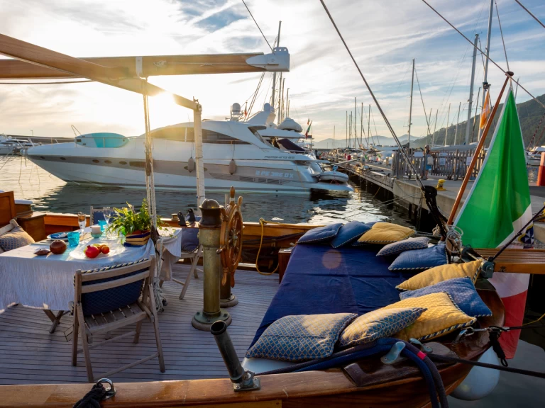 Noleggio Barca a motore con o senza skipper SIMEONI a Chiavari