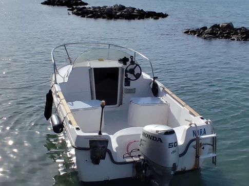 Barca a motore a noleggio a Francia al miglior prezzo