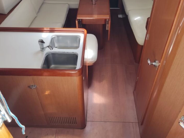 Barca a vela a noleggio a Néa Péramos al miglior prezzo