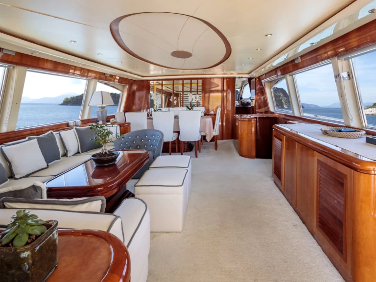 Yacht di lusso a noleggio a Ellinikó al miglior prezzo