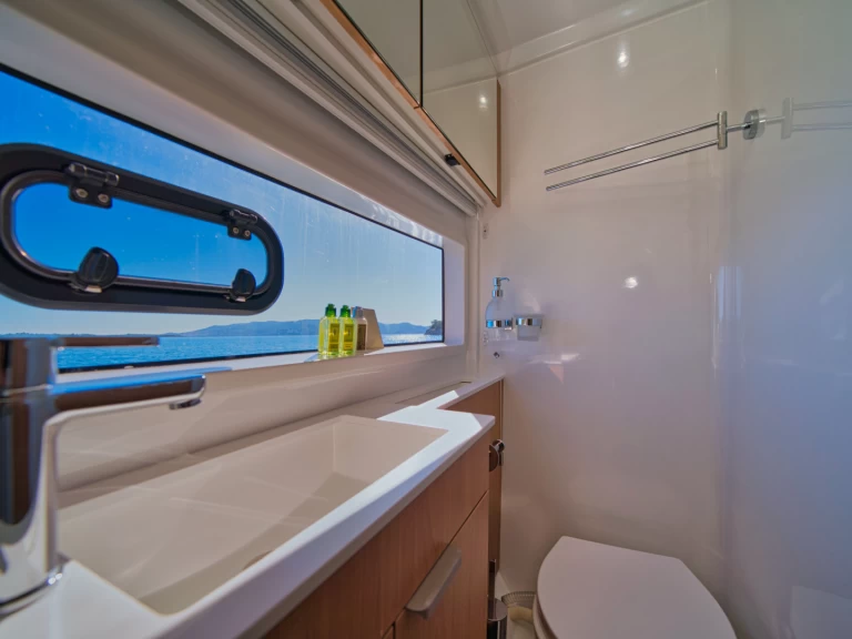 Catamarano a noleggio a Gouviá al miglior prezzo