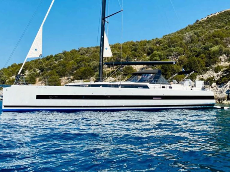 Noleggiare una Bénéteau Oceanis Yacht 62 a Álimos