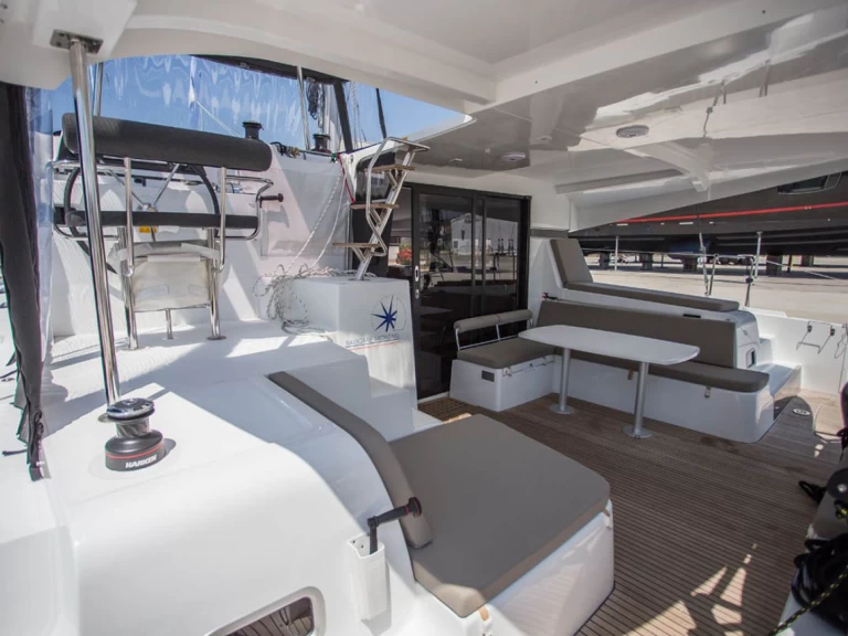 Noleggiare una Lagoon Lagoon 42 a Álimos