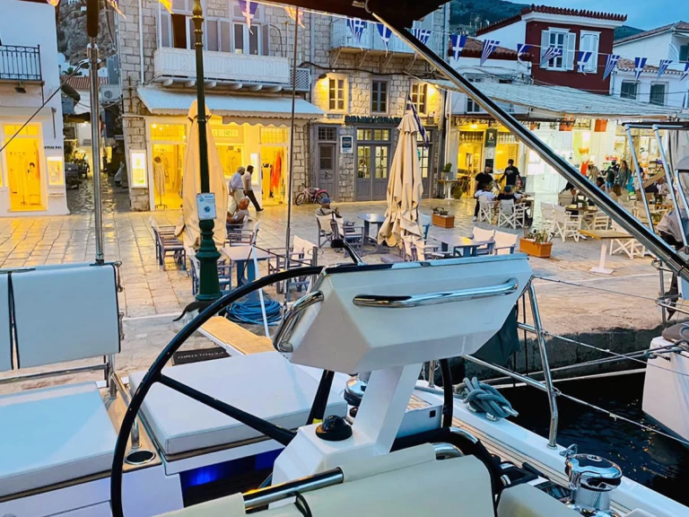 Noleggio barche Bénéteau Oceanis Yacht 62 a Álimos su Samboat