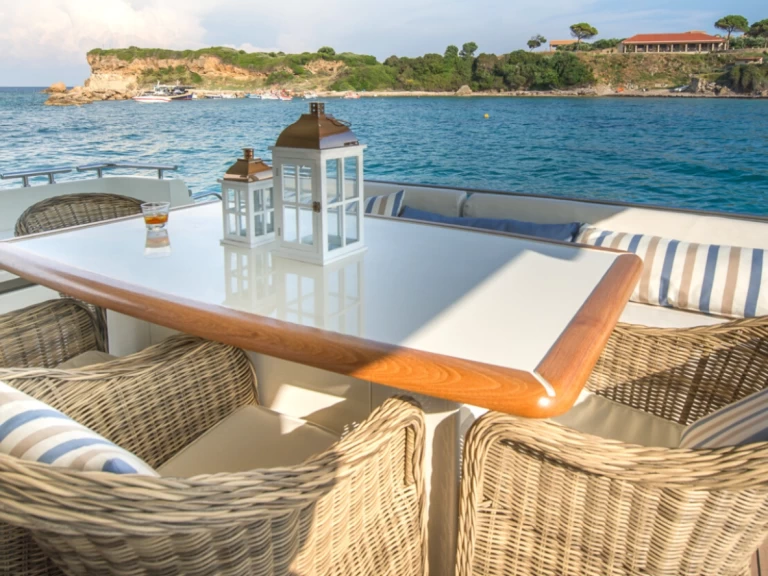 Noleggiare una Ferretti Ferretti 80 a Mykonos (Citta)