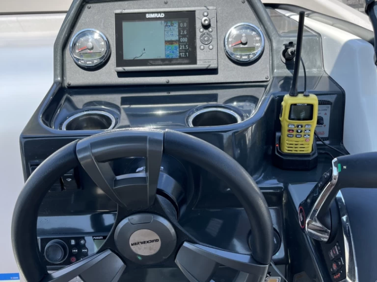 Noleggiare una Quicksilver Activ 675 Open a Arzon