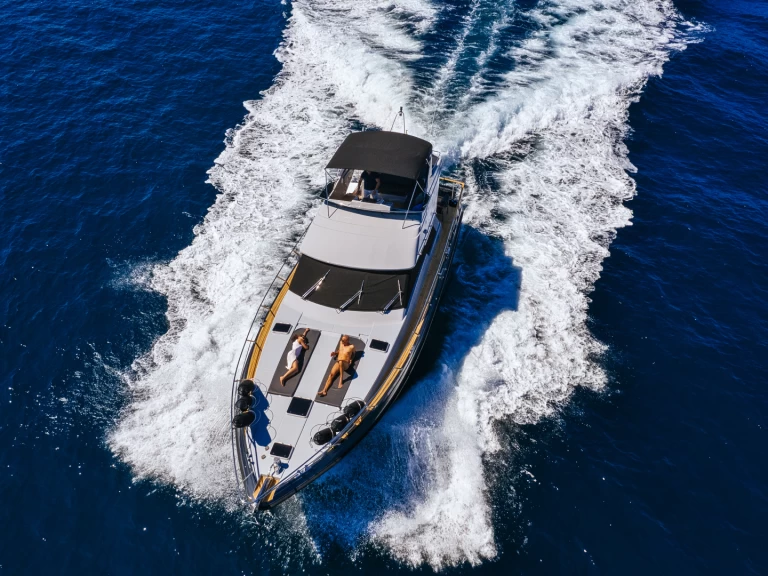 Noleggio Yacht di lusso Horizon con patente nautica