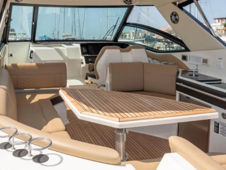 Barca a motore a noleggio a Ayia Napa al miglior prezzo