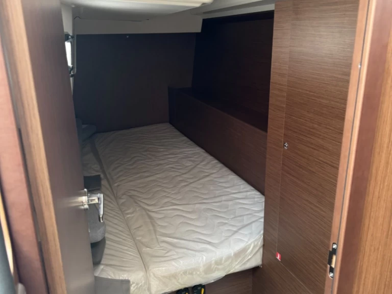 Noleggiare una Bénéteau OCEANIS 37.1 OCEANIS 37.1 a Ajaccio