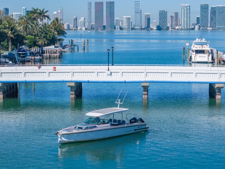 Noleggio Barca a motore a Miami – Axopar 38 Sun-Top
