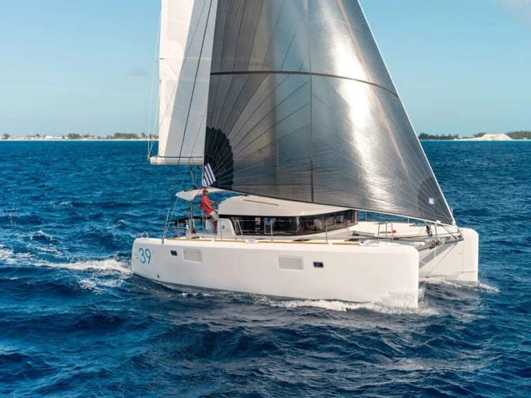 Catamarano a noleggio a Port Vauban al miglior prezzo
