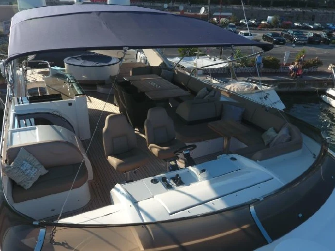 Yacht di lusso a noleggio a Port Vauban al miglior prezzo