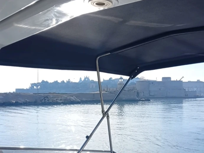 Noleggiare una Mochi Craft 47 a Bisceglie