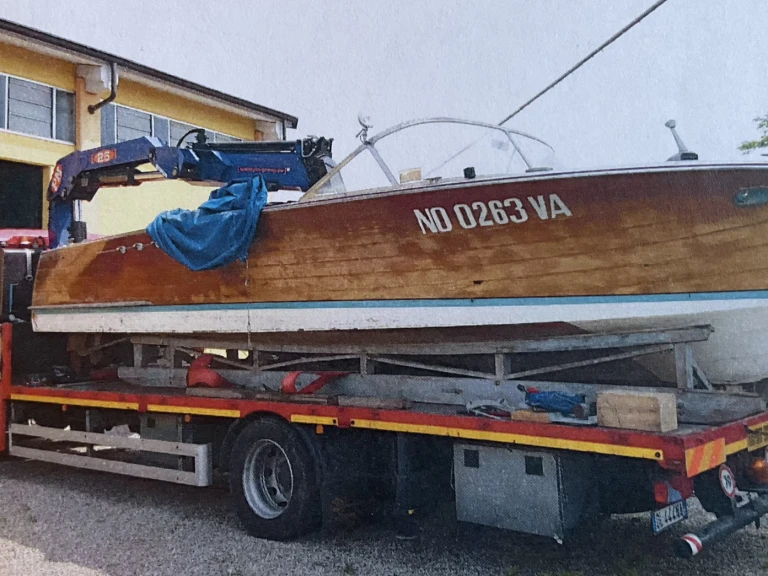 Barca a motore a noleggio a Kreisfreie Stadt Potsdam al miglior prezzo