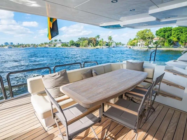 Noleggio Yacht di lusso Nishii Shipyards con patente nautica