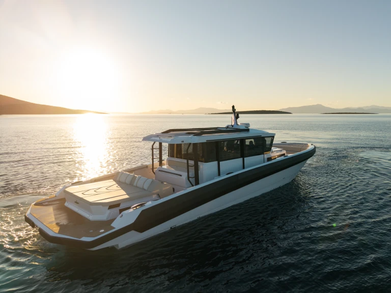 Barca a motore a noleggio a Olympic Marine al miglior prezzo