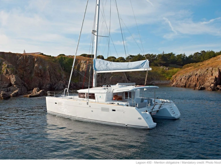 Catamarano a noleggio a Toúrlos al miglior prezzo