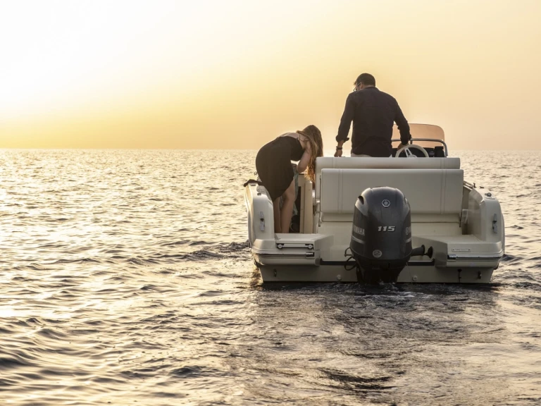 Noleggiare una Invictus  200SX a Fornells