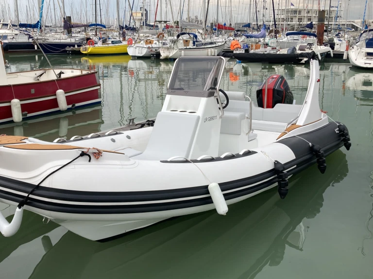 Noleggiare una Adrieti Super Luc 660 a La Rochelle
