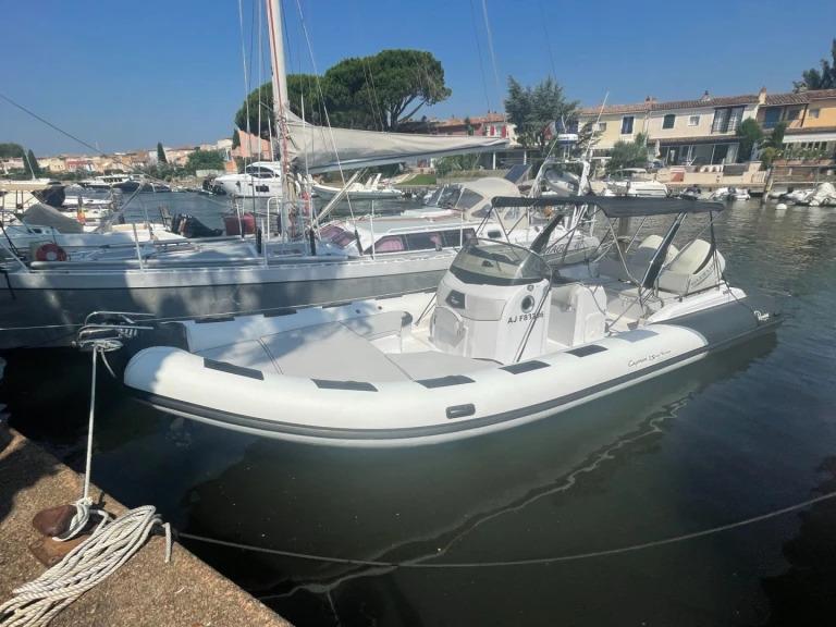 Noleggiare una Ranieri International  CAYMAN 31 a Cogolin