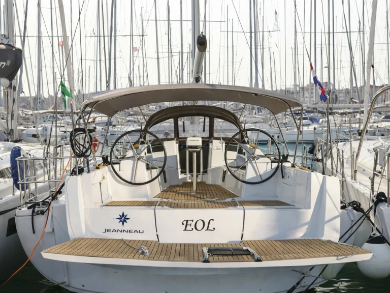 Noleggio Barca a vela Jeanneau con patente nautica
