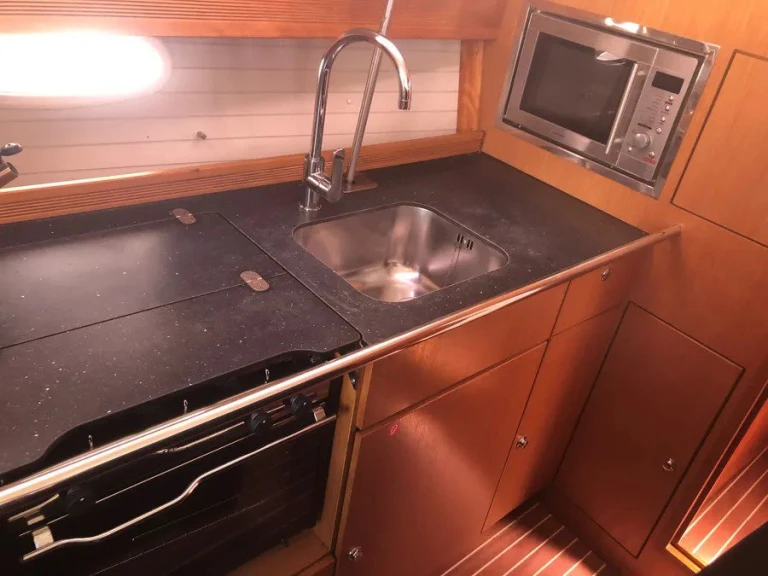 Barca a vela a noleggio a Néa Péramos al miglior prezzo