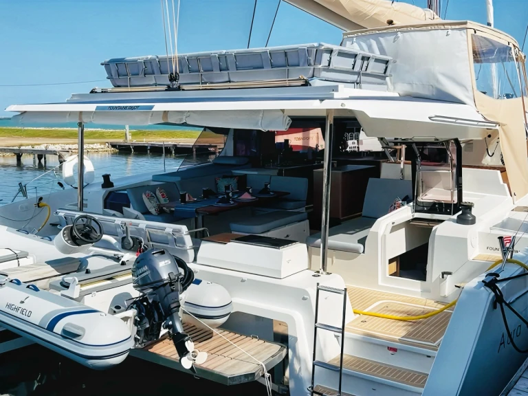 Noleggiare una Fountaine Pajot Aura 51 a Belize City