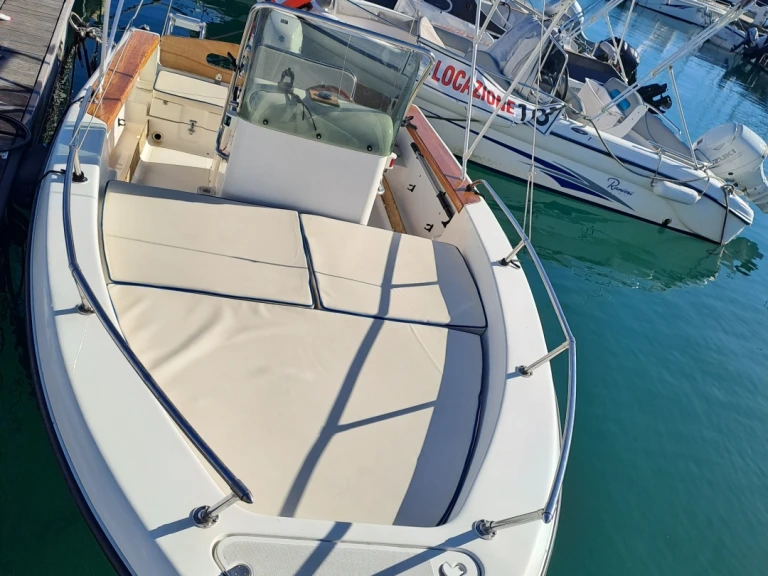 Noleggiare una Ranieri Azzura a La Spezia