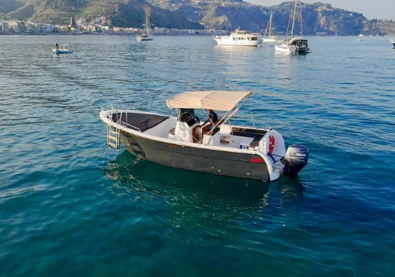 Noleggio barche Lever 750 a Giardini-Naxos su Samboat