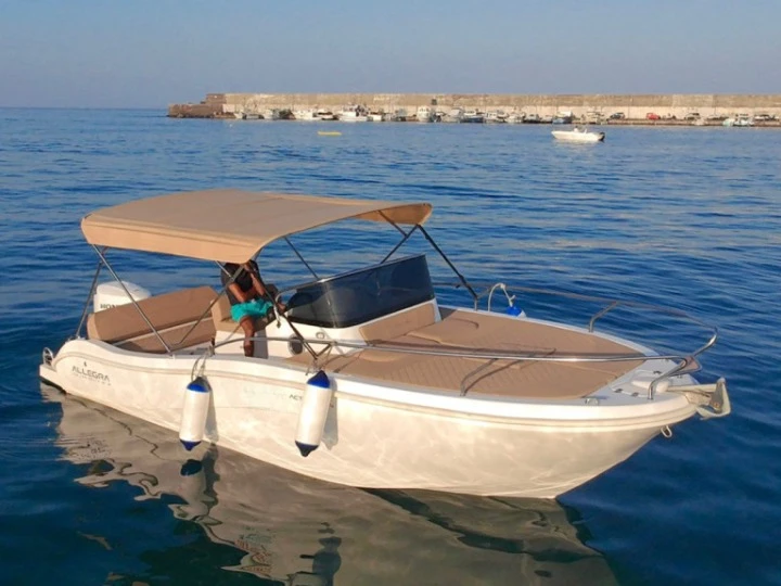 Noleggio a Giardini-Naxos – Allegra Boats 21 Sun su SamBoat