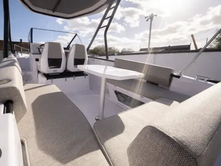 Barca a motore a noleggio a Santa Eulària des Riu al miglior prezzo