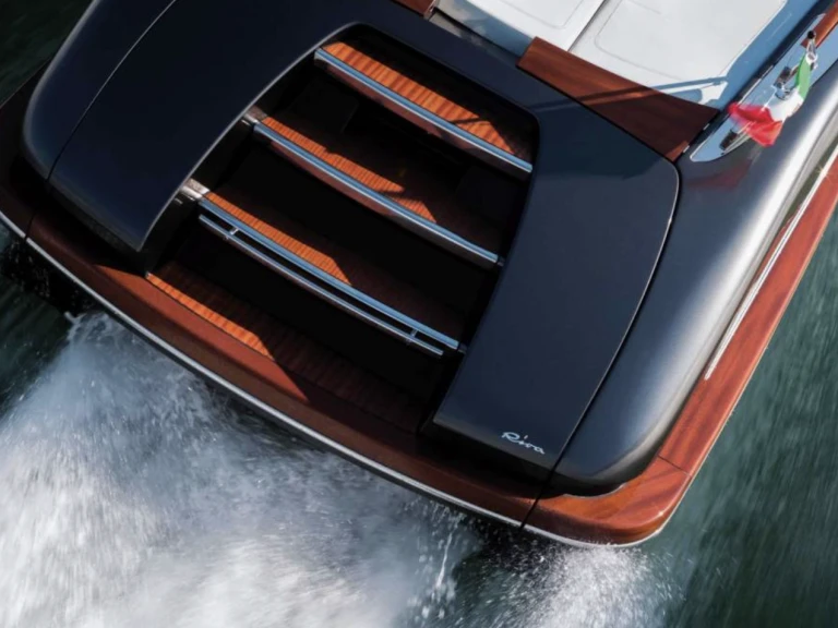 Barca a motore a noleggio a Santa Eulària des Riu al miglior prezzo