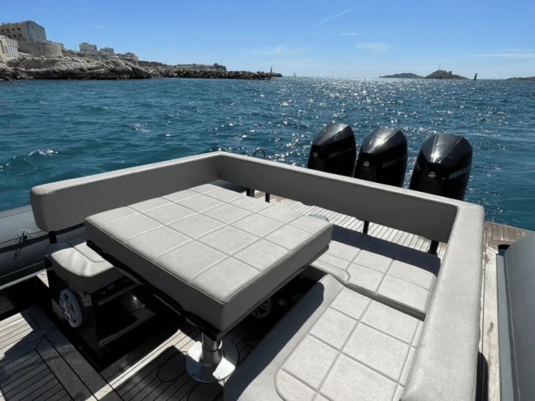 Noleggio barche Saint-Tropez economico Sea Water Phantom 400  