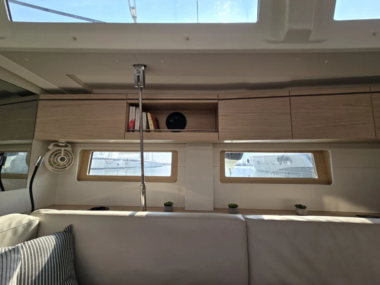 Noleggiare una Bénéteau Oceanis 51.1 a Álimos